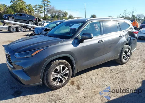 2022 Toyota Highlander Xle z USA, uszkodzony, nr VIN 5TDHZRBH5NS585341